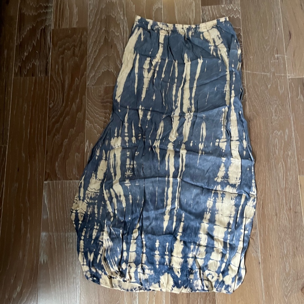 Stylish Tie-Dye Midi Skirt in Navy and Beige